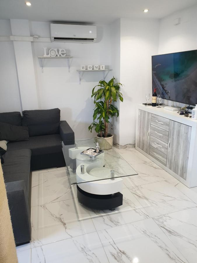 Beachside Apartment In Торевиеха Екстериор снимка