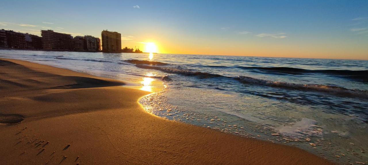 Beachside Apartment In Торевиеха Екстериор снимка